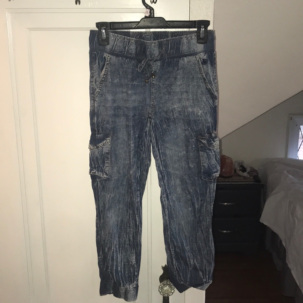 Indigo rein acid wash capris